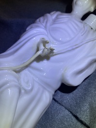 Twee Chinese blanc de Chine figuren van Liu Hai en Guanyin, Kangxi